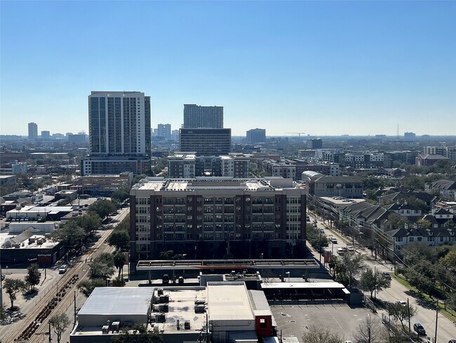 Building Photo - 2016 Main St