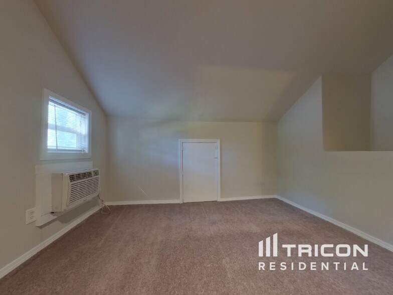 Building Photo - 23 Elmwood Pl NE