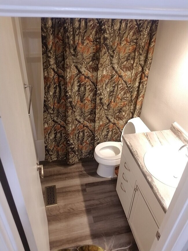 Building Photo - FURNISHED- 3 bed 2 bath single car detached garage, large lot Lawn care included