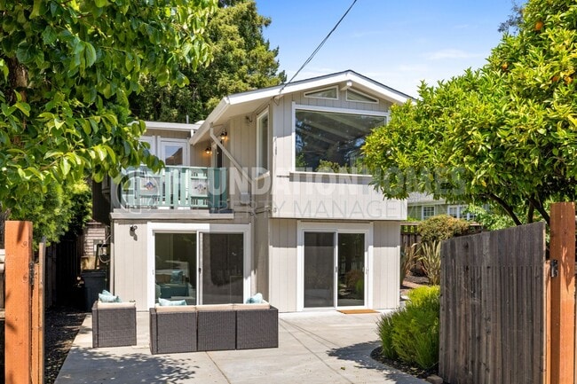 Building Photo - Charming 3 bed/2.5 bath in the heart of do...