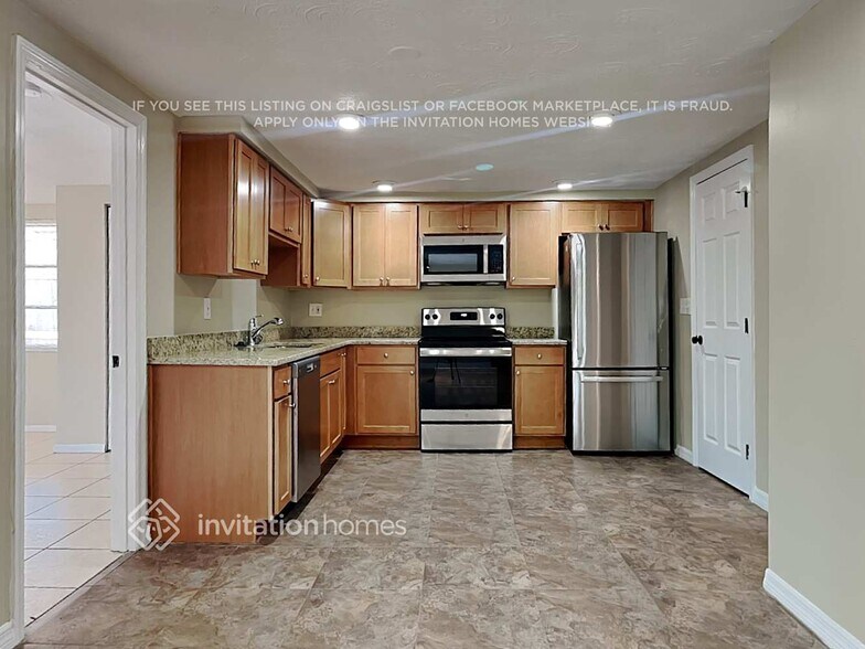 Building Photo - 3402 Eisenhower Dr