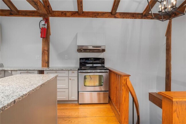 Building Photo - 31 Bridge St