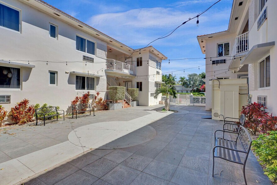 Building Photo - 8118 Harding Ave
