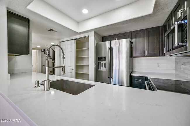 Building Photo - 5606 E Kelton Ln