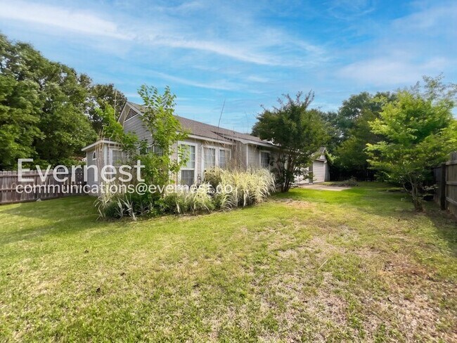 Building Photo - 3985 Fernway Dr