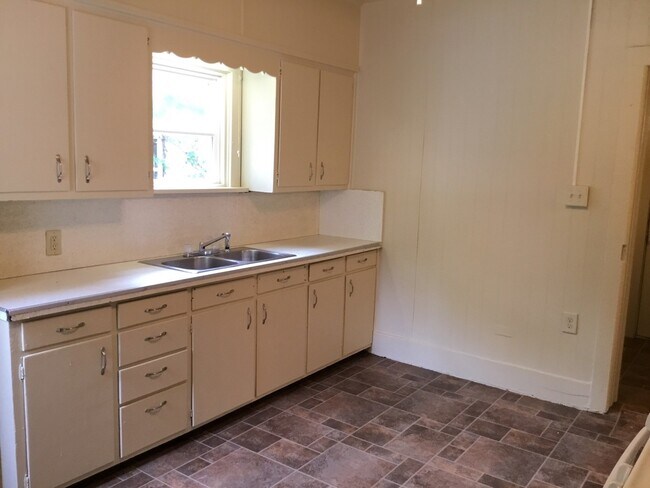 Building Photo - 3 Bedroom Single Family Home in Goshen!