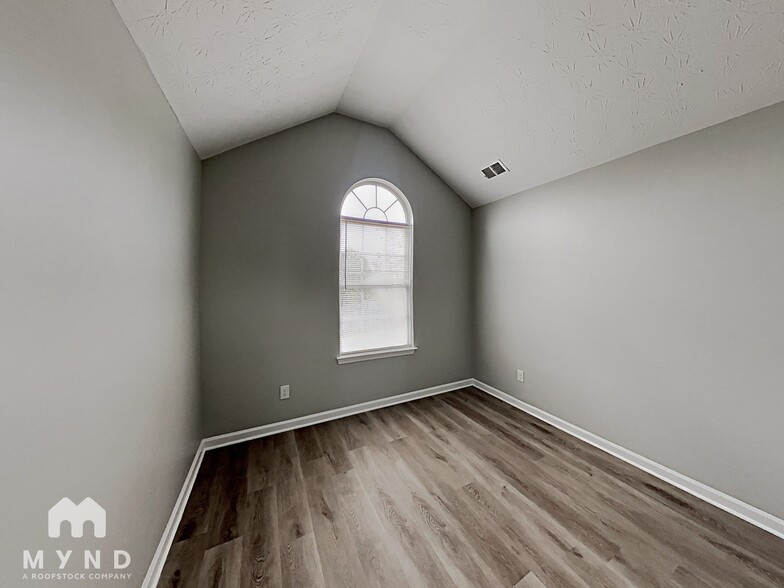 Building Photo - 2892 Two Lakes Cir