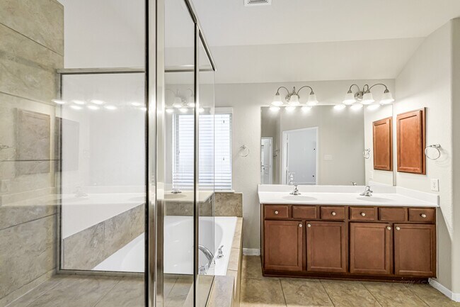 Building Photo - 4834 Oak Rambling Dr