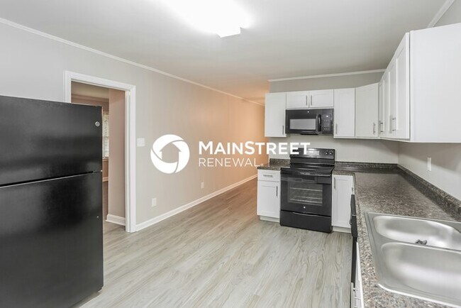 Building Photo - 3 Bedroom Pet-Friendly Home in Charlotte, NC with Main Street Renewal