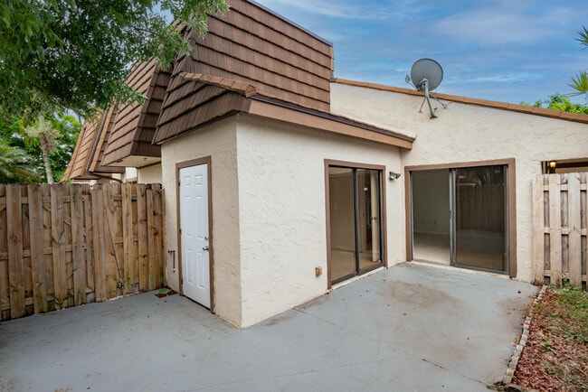 Building Photo - 4135 Palm Bay Cir