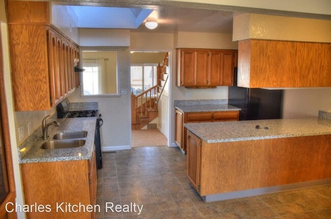 Building Photo - 4 br, 2 bath House - 1050 Holly Way