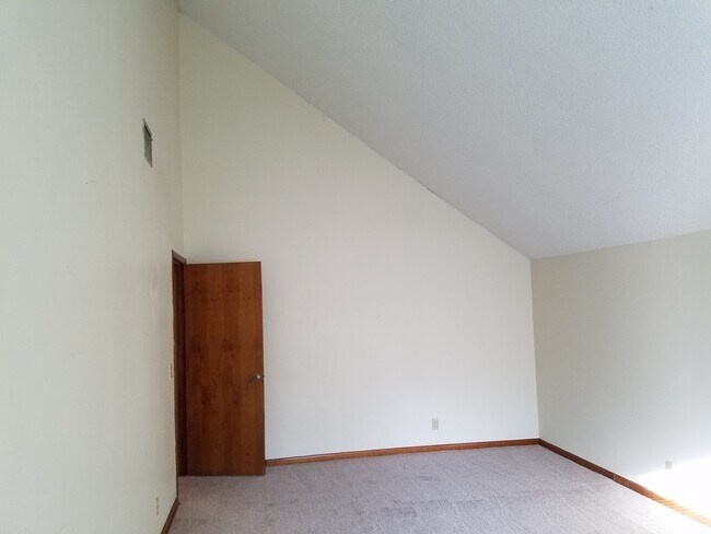 Building Photo - $1450 - 3/2/1 - MOVE IN SPECIAL  - Upstair...
