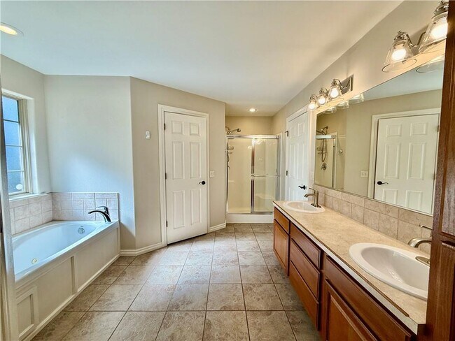 Building Photo - 305 Meadows Ct