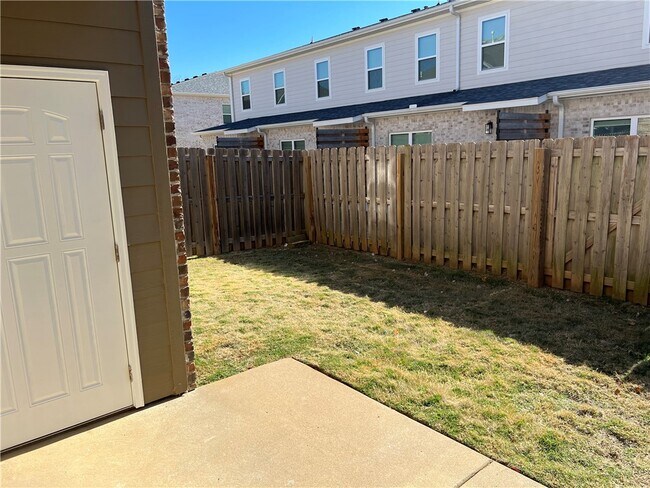 Building Photo - 2814 Vly W Ct