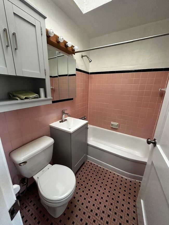 Building Photo - 3 Bedroom and 1 bathroom House