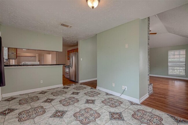 Building Photo - 2026 Sandy Knoll Dr
