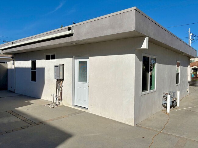 Building Photo - Bright and fresh Lawndale front house