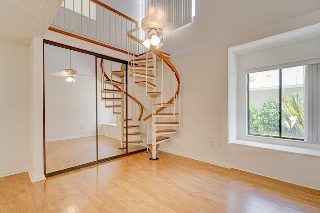 Building Photo - 223 E River Park Dr