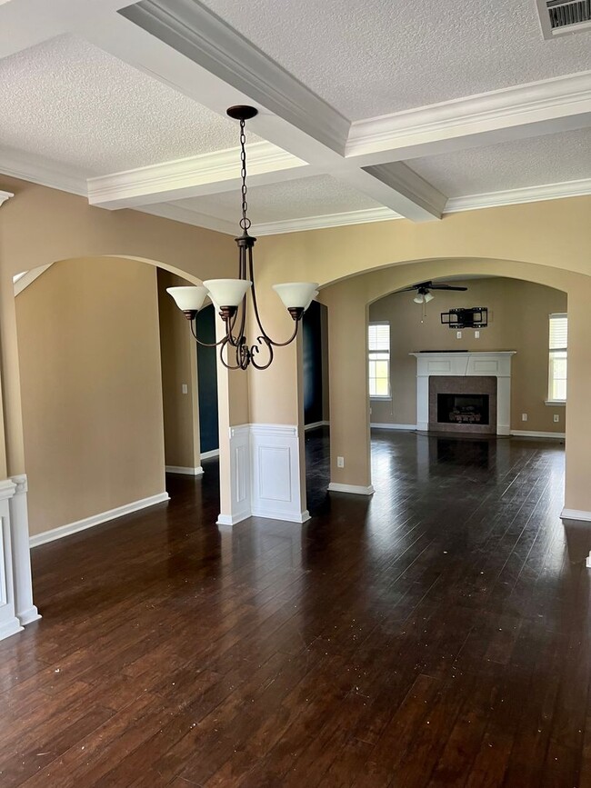 Building Photo - 639 Red Oak Ln