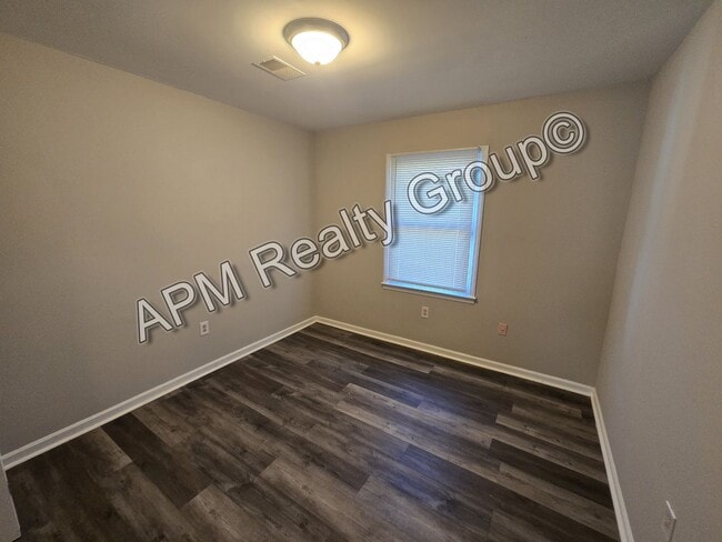 Building Photo - Three bedroom house in Eastover