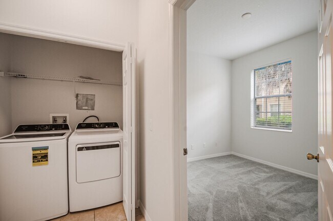 Building Photo - Spacious 3/2 Condo in the Gated Oakwater Community with Single Car Garage! Brand new carpets and ...