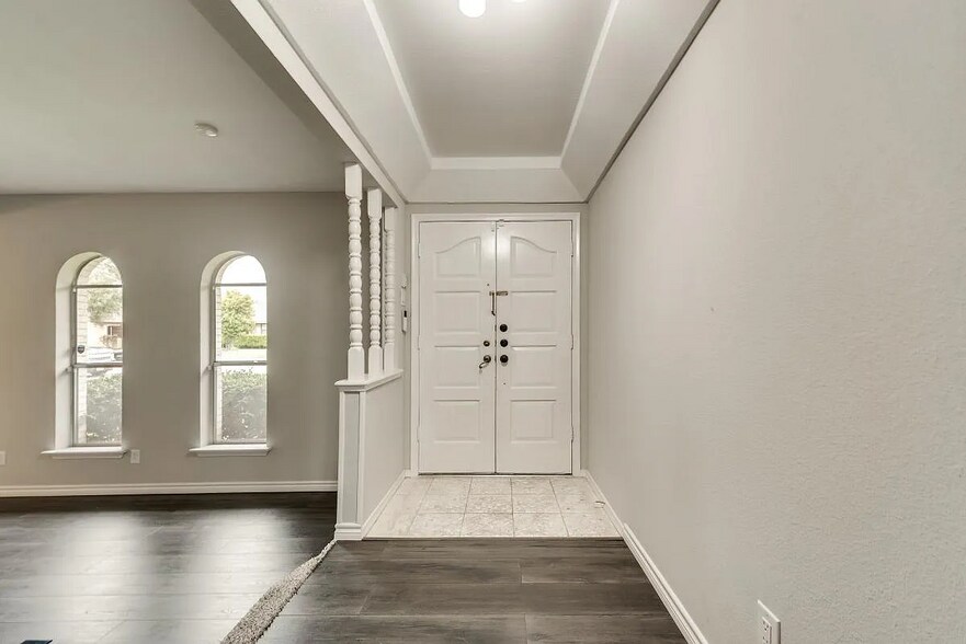 Building Photo - 5806 Everglade Rd