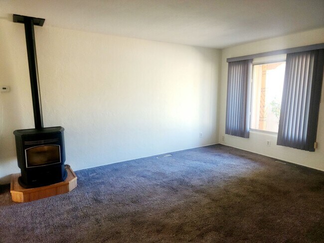 Building Photo - Cozy Home In North Valley