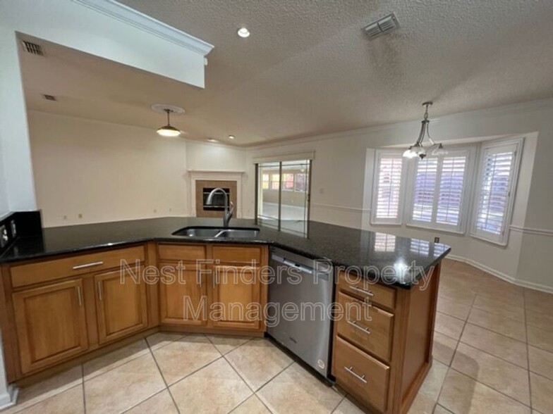 Building Photo - 2127 Forest Gate Dr W