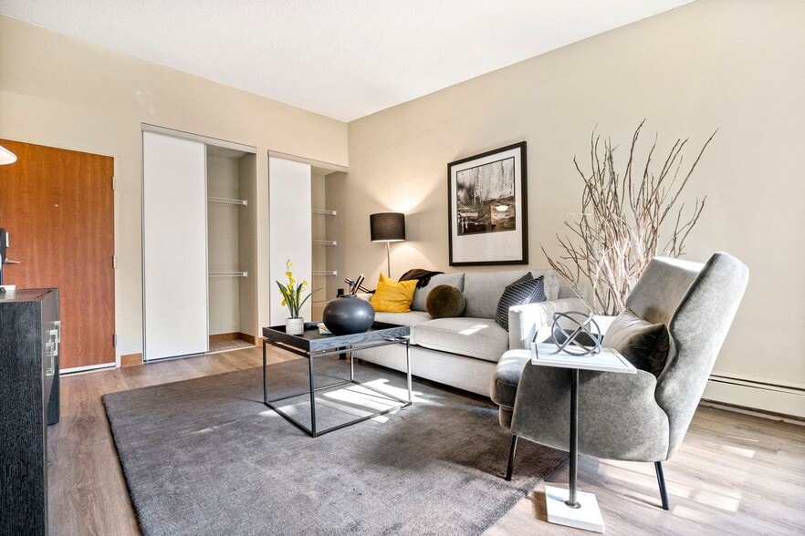 Interior Photo - Lake Pointe