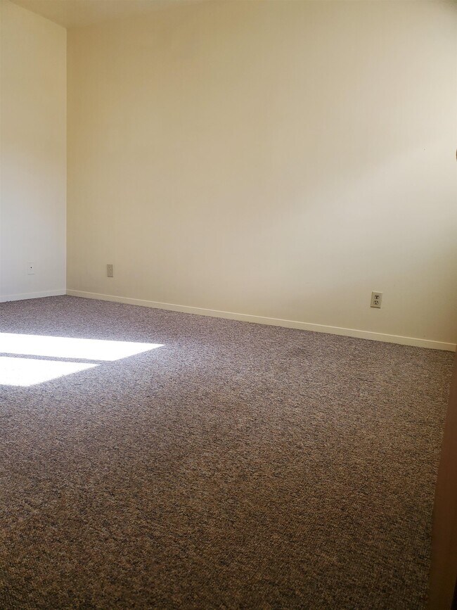 Building Photo - 325 3rd St