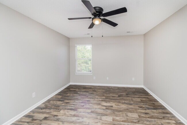 Building Photo - 113 Daventry Pl