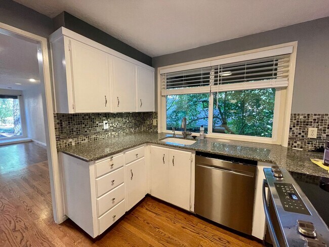 Building Photo - 15410 SW Peppermill Ct
