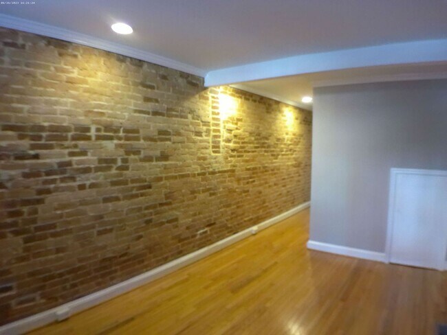 Building Photo - 912 S Potomac St