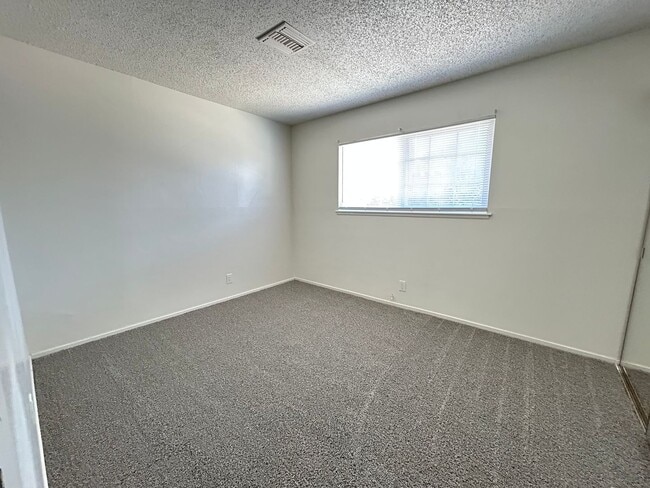 Building Photo - Single Story Home 5-Beds 2-Bath No HOA!