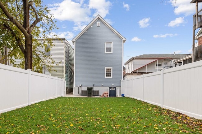 Building Photo - 8 Essex St