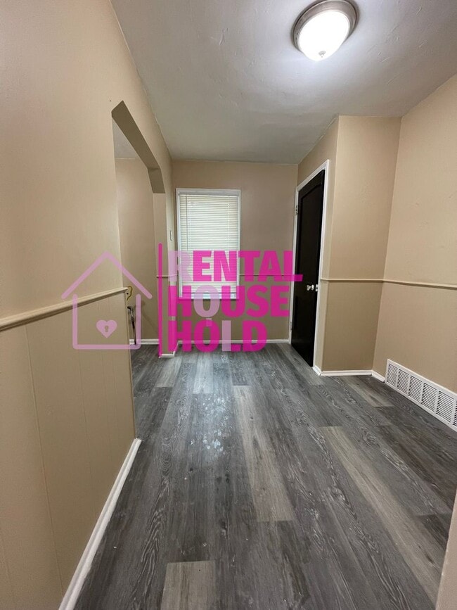 Building Photo - ~ 3 BEDROOM 1.5  BATH SINGLE FAMILY HOME~ ...