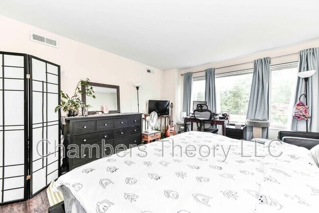 Building Photo - 10570 Main St