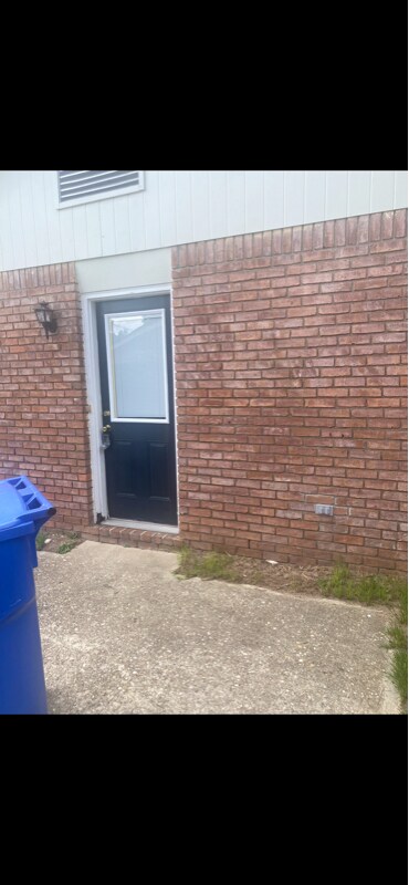 Building Photo - 2318 Burnside Dr