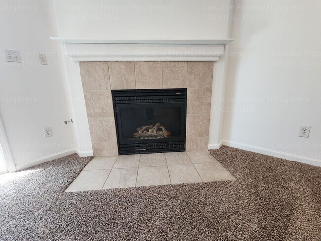 Building Photo - 5 bedrooms/ 2 baths Location Olive Dr/ Old Farm Rd