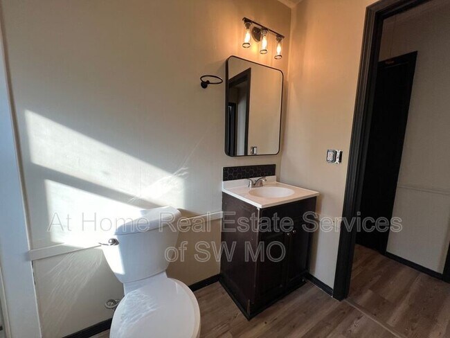 Building Photo - 519 S Hilton Ave