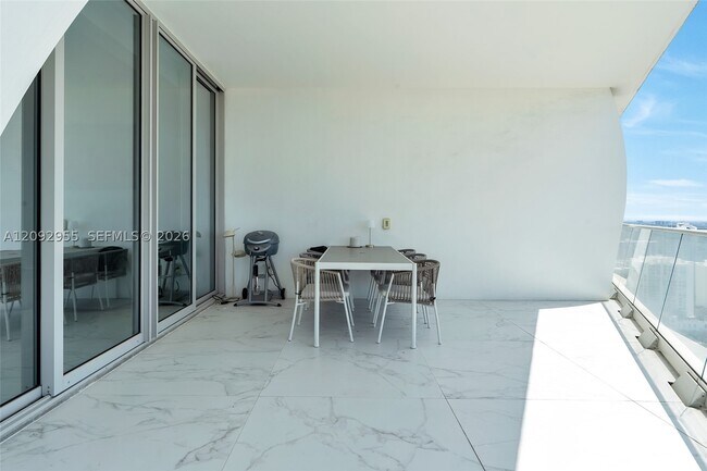 Building Photo - 16901 Collins Ave