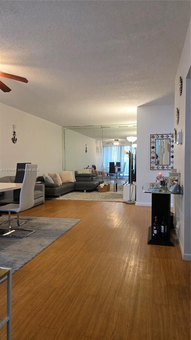 Building Photo - 750 NE 199th St