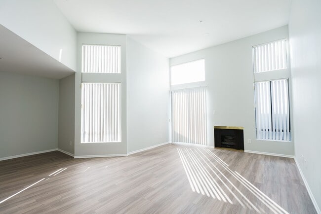Interior Photo - 315 South Virgil Ave