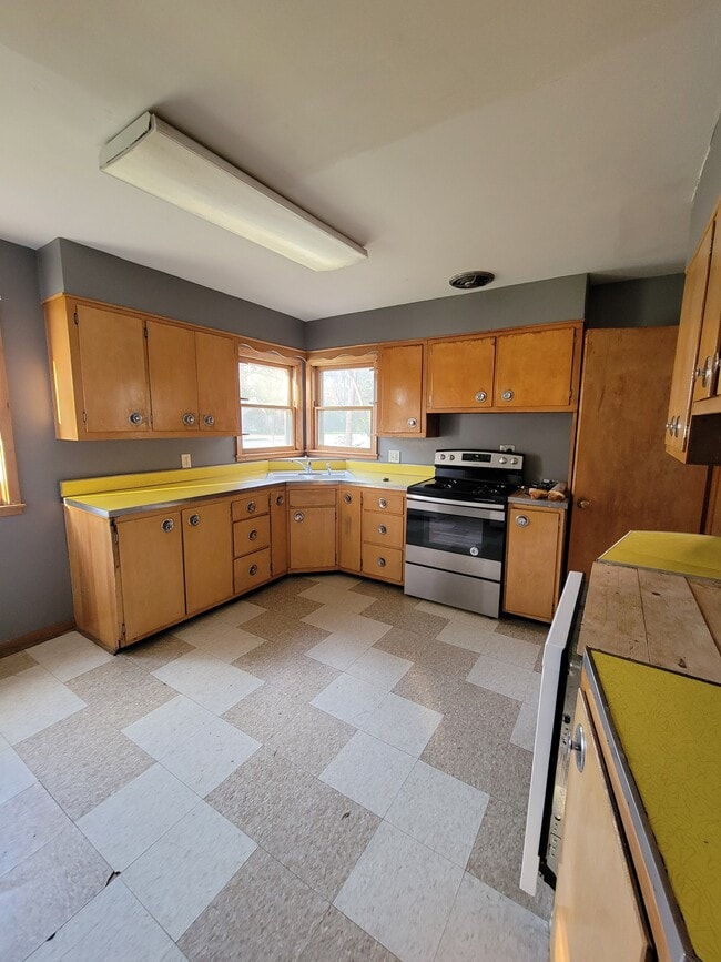 Building Photo - 524 8th Ave