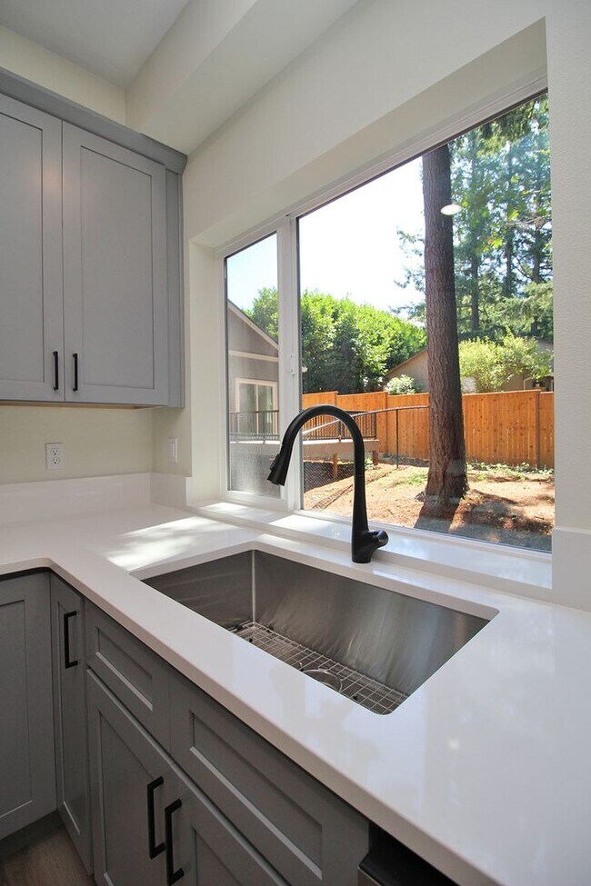 Building Photo - 4660-4660 SW Fairvale Ct