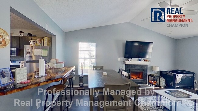 Building Photo - Charming 2BD/2 BA End Unit Townhouse w/Fireplace and Fenced Backyard