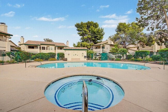 Building Photo - 2 Bedroom Condo just off Summerlin Pkwy w/ views of pool