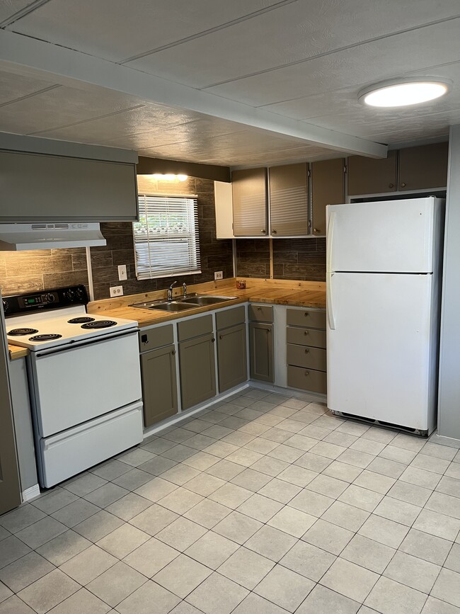 Building Photo - 9441 Teak St