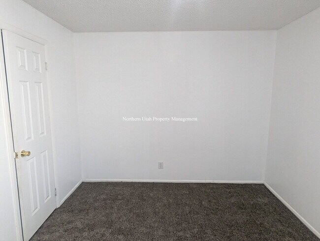 Building Photo - All New Carpet - 2 Bed, 1 Bath