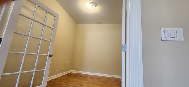 Building Photo - 6425 W Touhy Ave